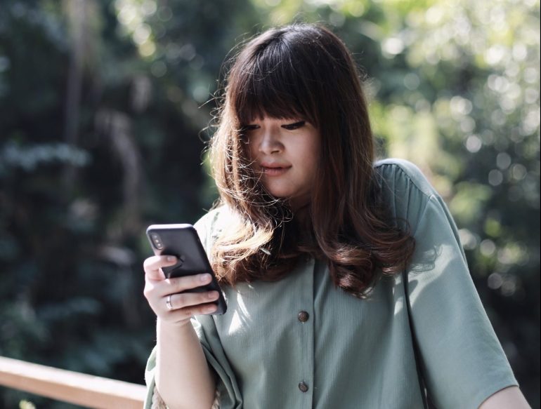 girl using phone for a productive workday on the go